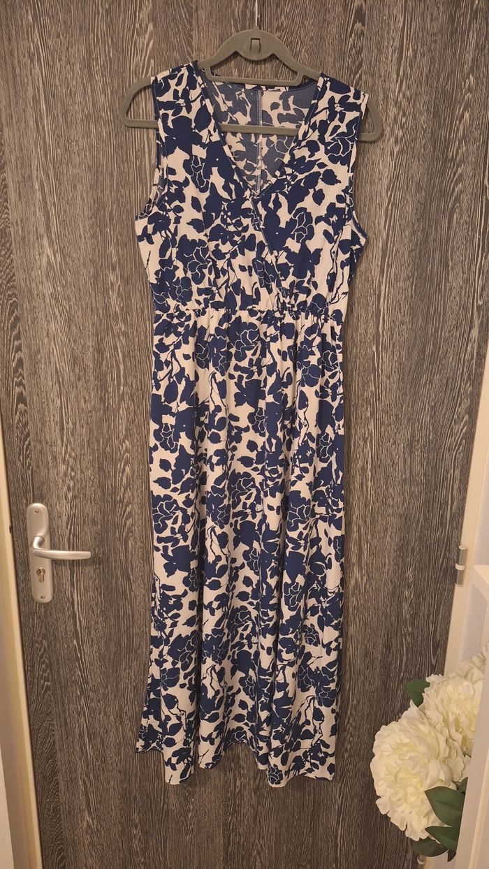 Robe longue fleurie blanche et bleue sans manches