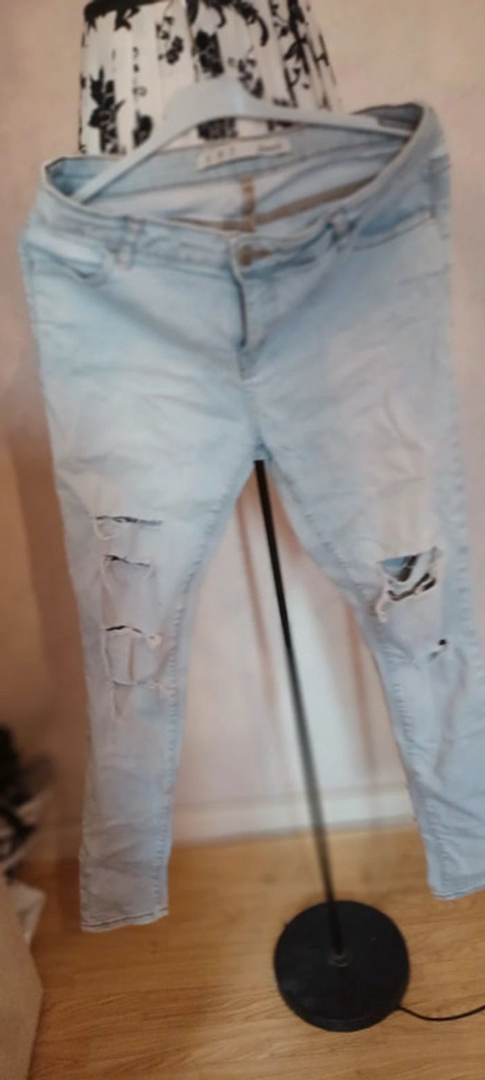Pantalon jeans clair à trous