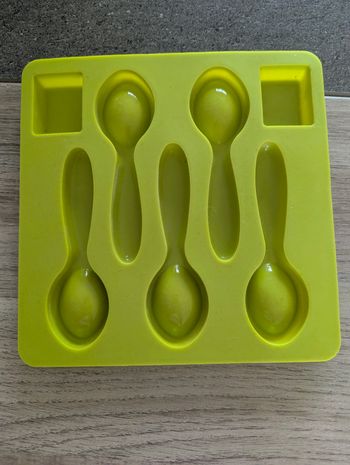 Vend moule pour réaliser des chocolats en forme de cuillère 
Tbe