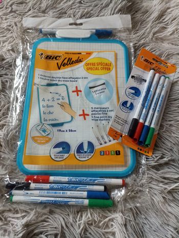 Ardoise Bic velleda neuve avec étiquette et marqueurs supplémentaires 