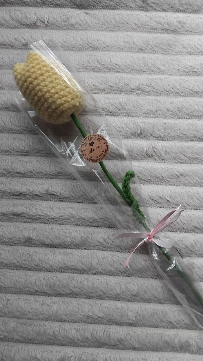 Fleur tulipe jaune au crochet - photo numéro 2