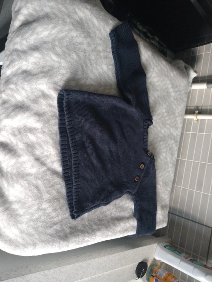 Lot 2 gilets et 1 pull Kiabi 12 mois - photo numéro 2