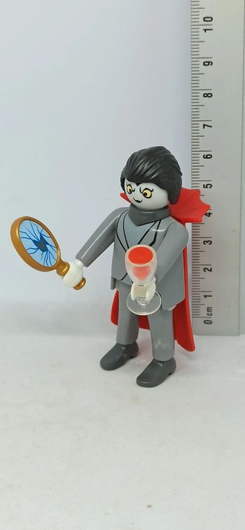 Homme vampire avec cape rouge et miroir playmobil