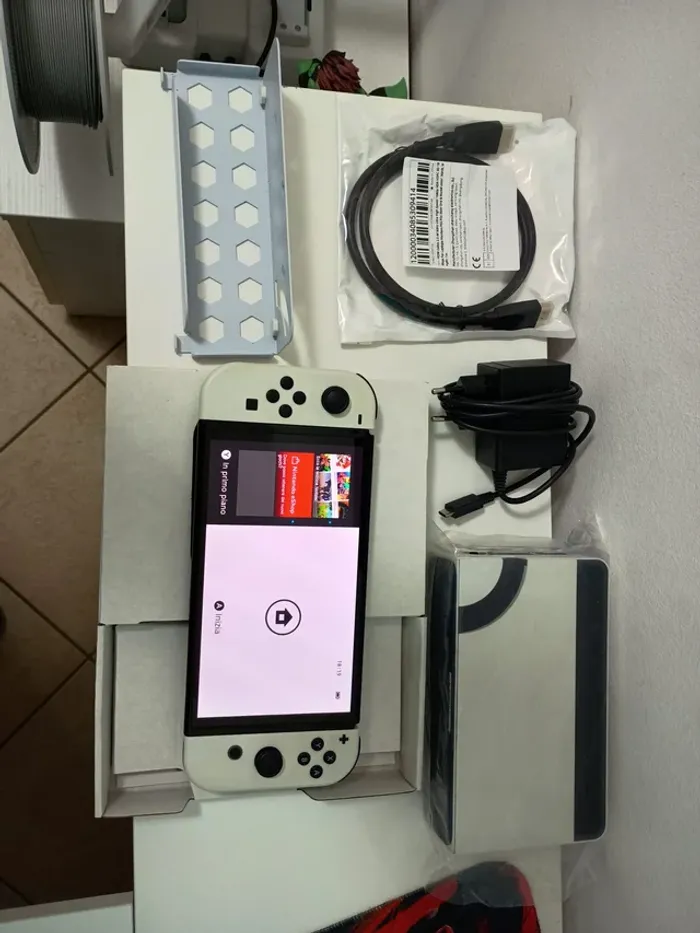 Nintendo · Switch OLED · Blanc - photo numéro 2