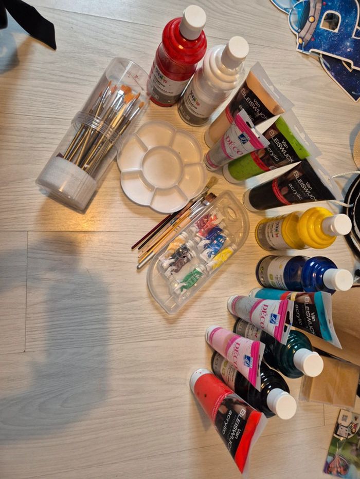Gros lot de peinture acrylique et gouache pinceaux et palette