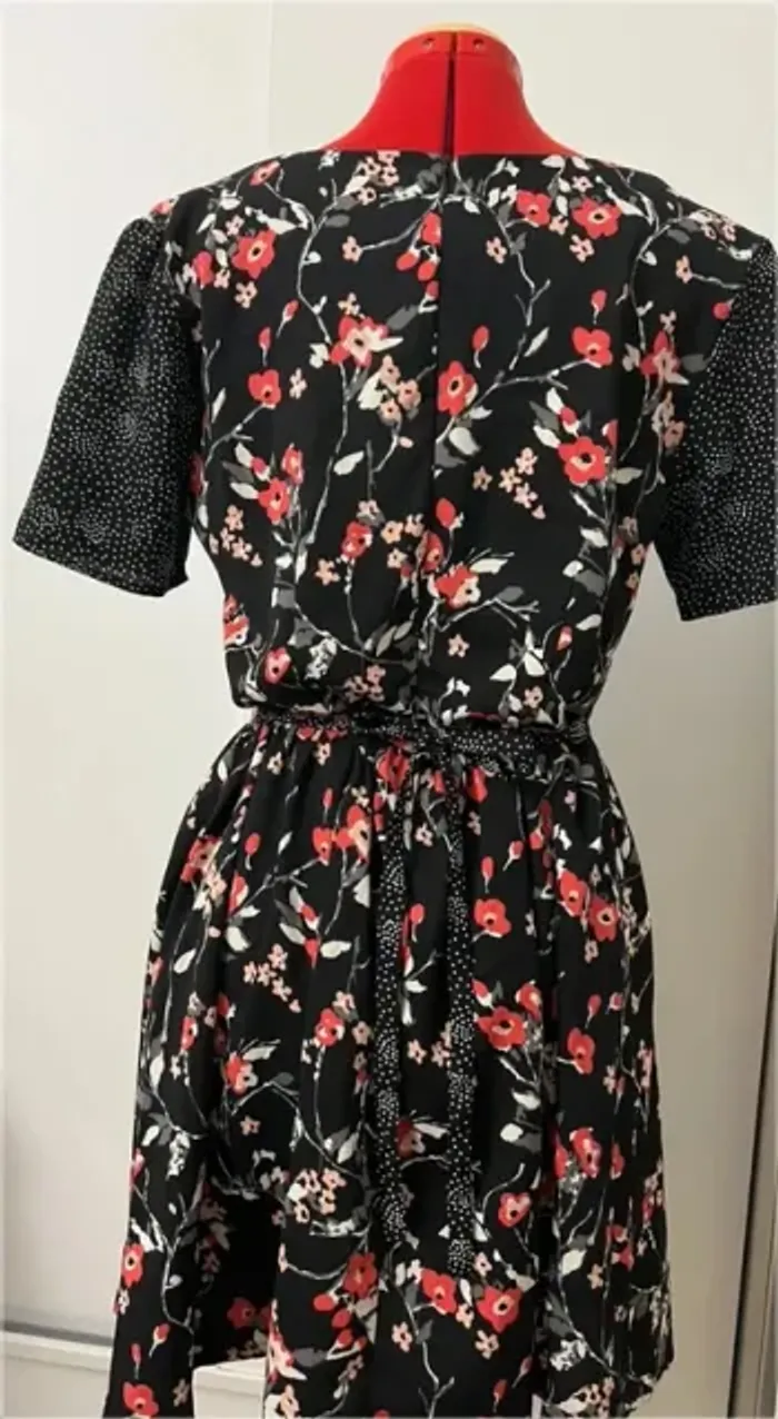 Robe patineuse fleurie noire et rouge New Look - photo numéro 4