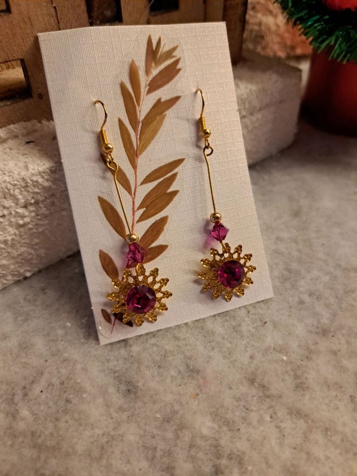 Boucles d'oreilles pendante doré et rose fushia - photo numéro 4