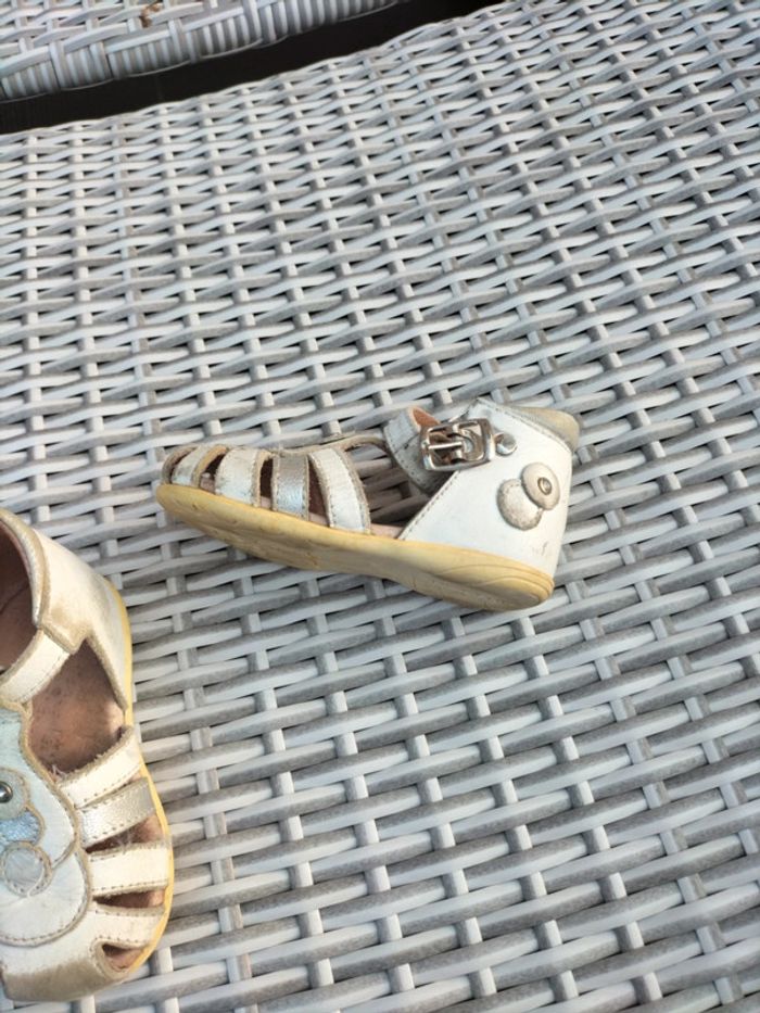 Sandales blanches pointure 19 - photo numéro 2