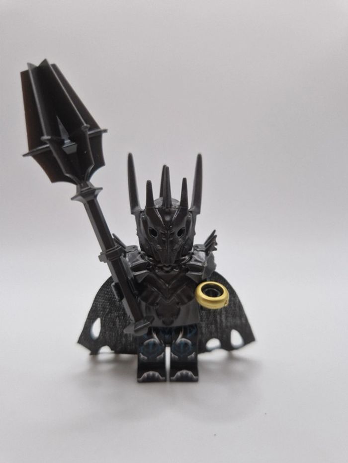 Figurine type lego Sauron avec l'anneau seigneur des anneaux / hobbit