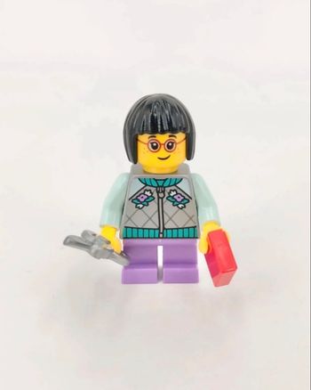 Lego Figurine Nouvel An Chinois : Fillette découvrant son traditionnel cadeau - NEUF