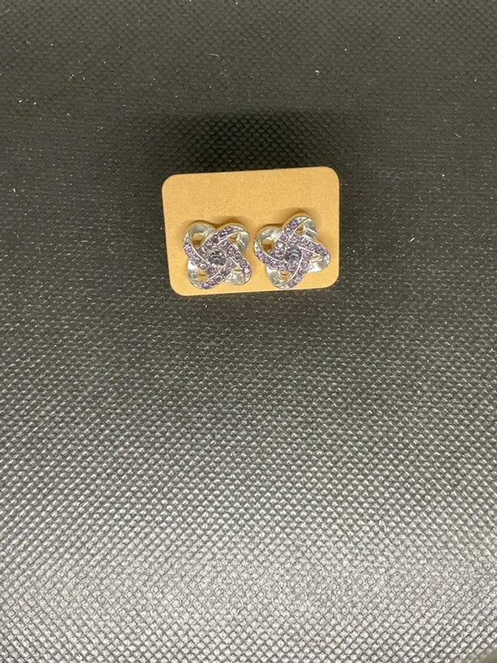 Boucle d’oreilles clou neuve
