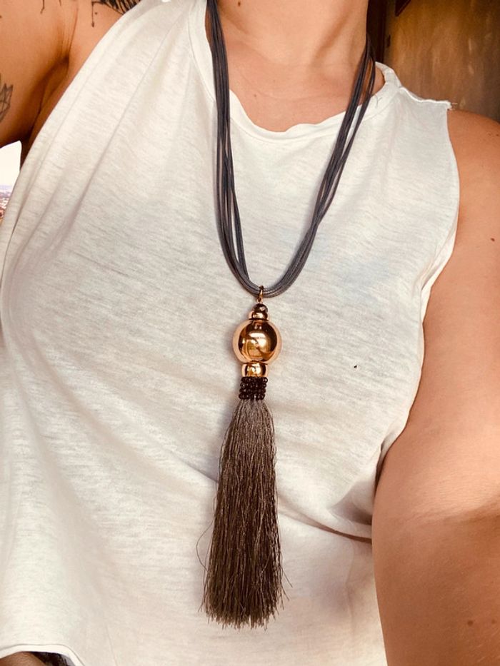 Long collier avec floche gris foncé et doré très bon état