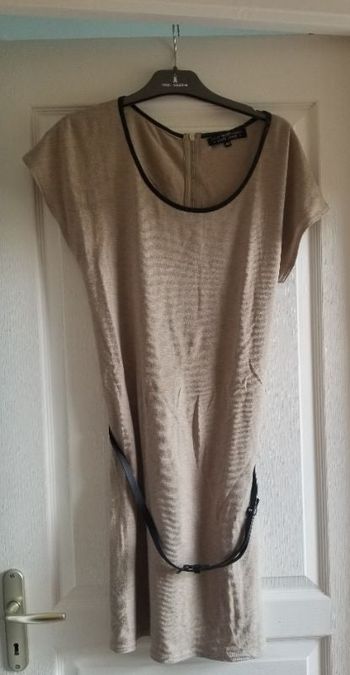 Robe Cachée beige manches courtes