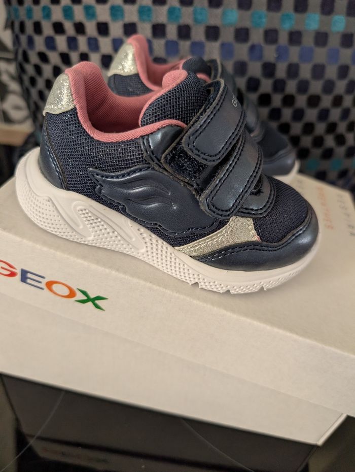 Baskets fille ultra-légeres. Taille 20. Neuf. Geox