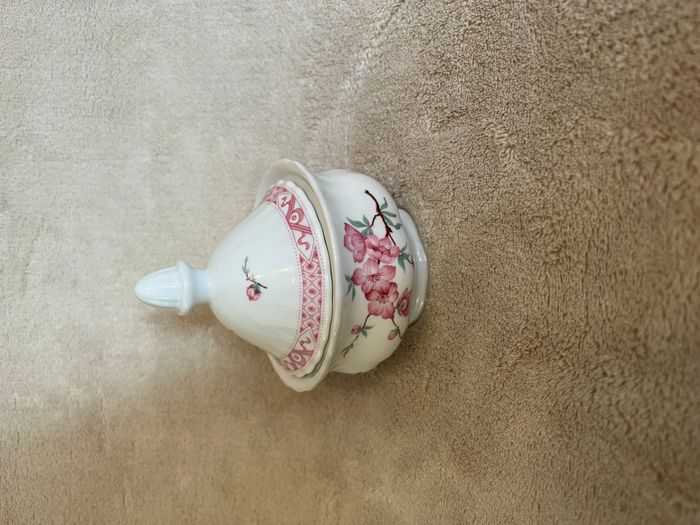 Petit pot en porcelaine à fleurs avec couvercle - photo numéro 2