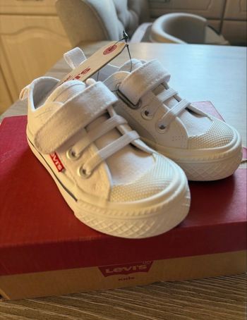 Baskets Neuves Levis pointure 22