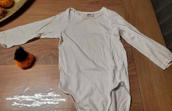 Lot de 4 bodies taille 24 mois très bon état - photo numéro 5