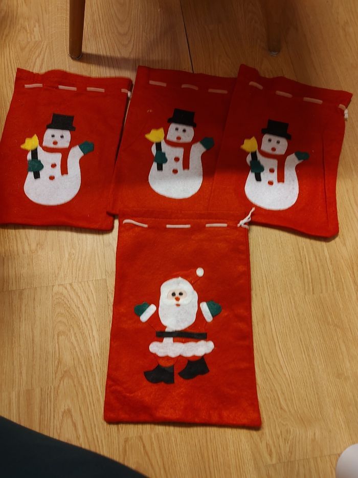 Lot de 4 sacs cadeaux de Noël en feutrine