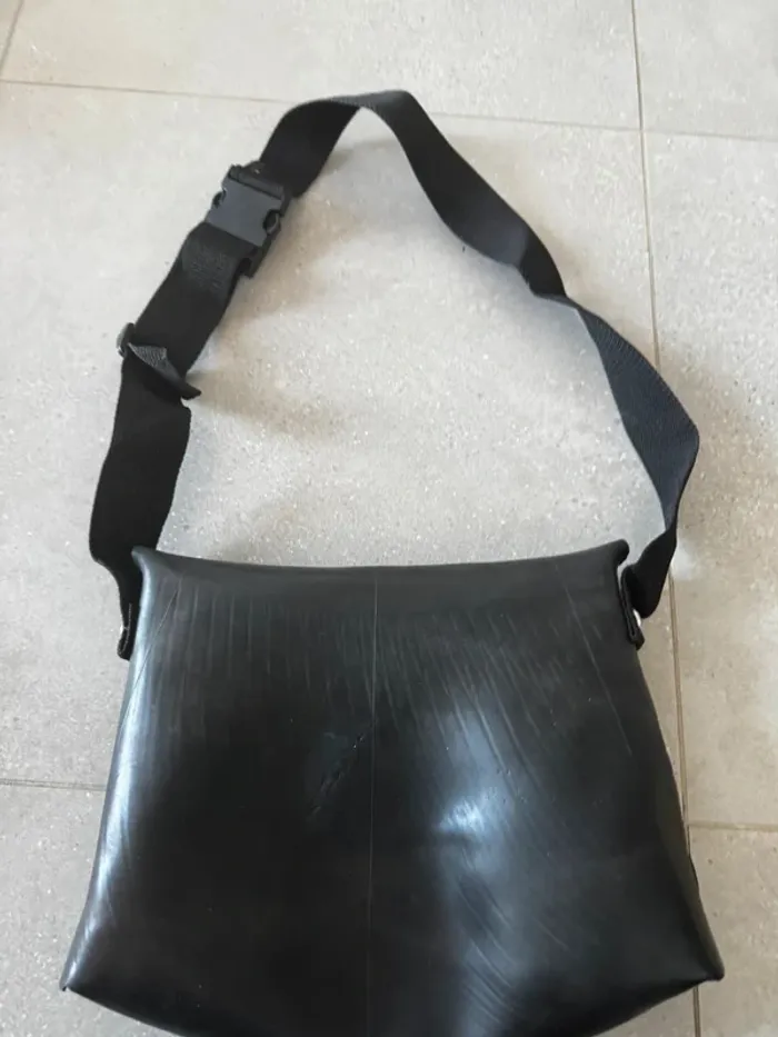 Sac à bandoulière fait main, bon état mais il y a des marques d'usures, 37x25cm - photo numéro 3