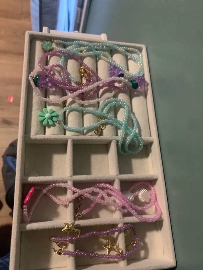 lot 4 colliers et un bracelet