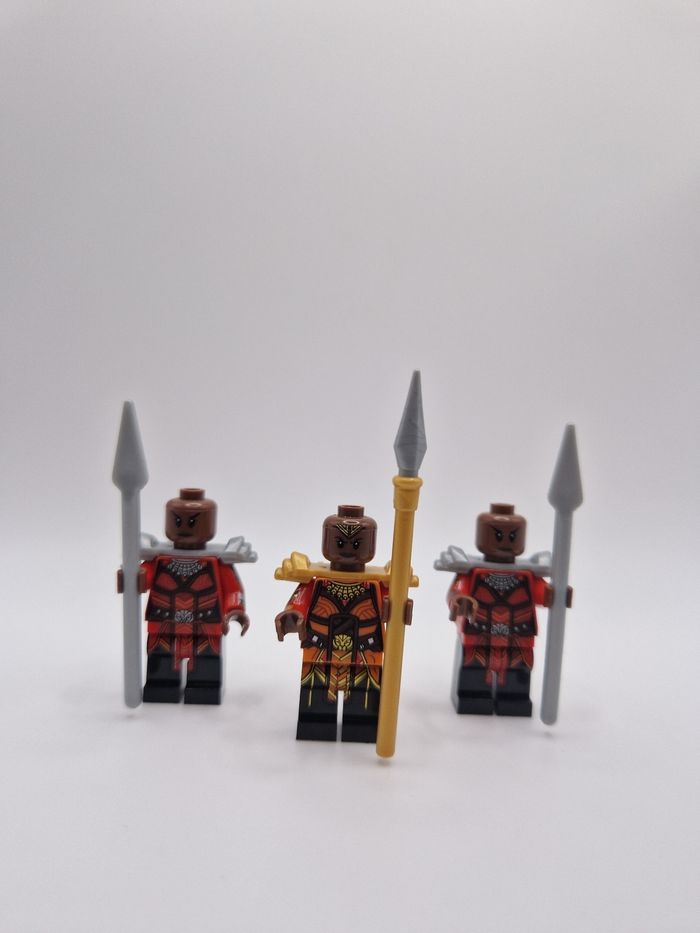 Figurines type lego Okoye générale du Wakanda + 2 guerrières du Wakanda Marvel