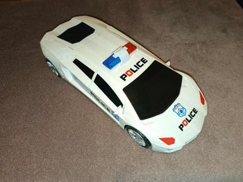 Voiture de police avec lumières à ouverture automatique