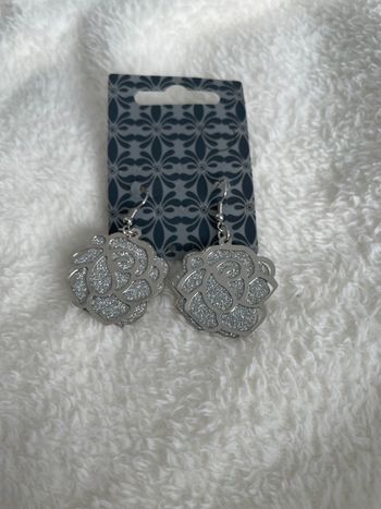 Boucles d’oreille forme fleur rose argenté brillante 