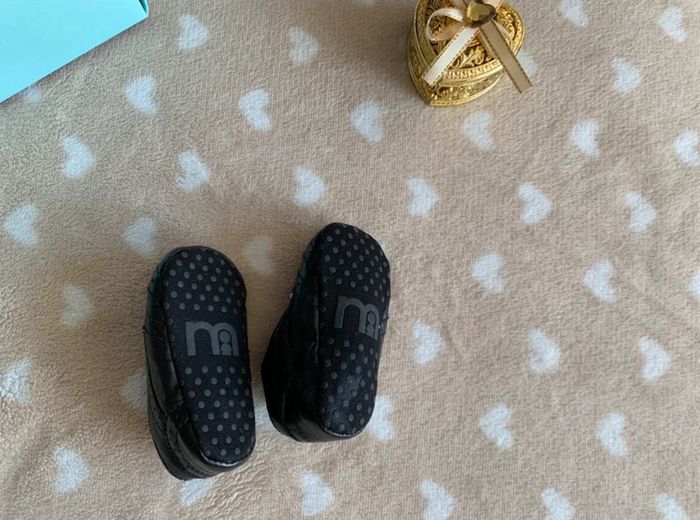Lot chaussons noirs t18 et baskets bebe t21😺 - photo numéro 4