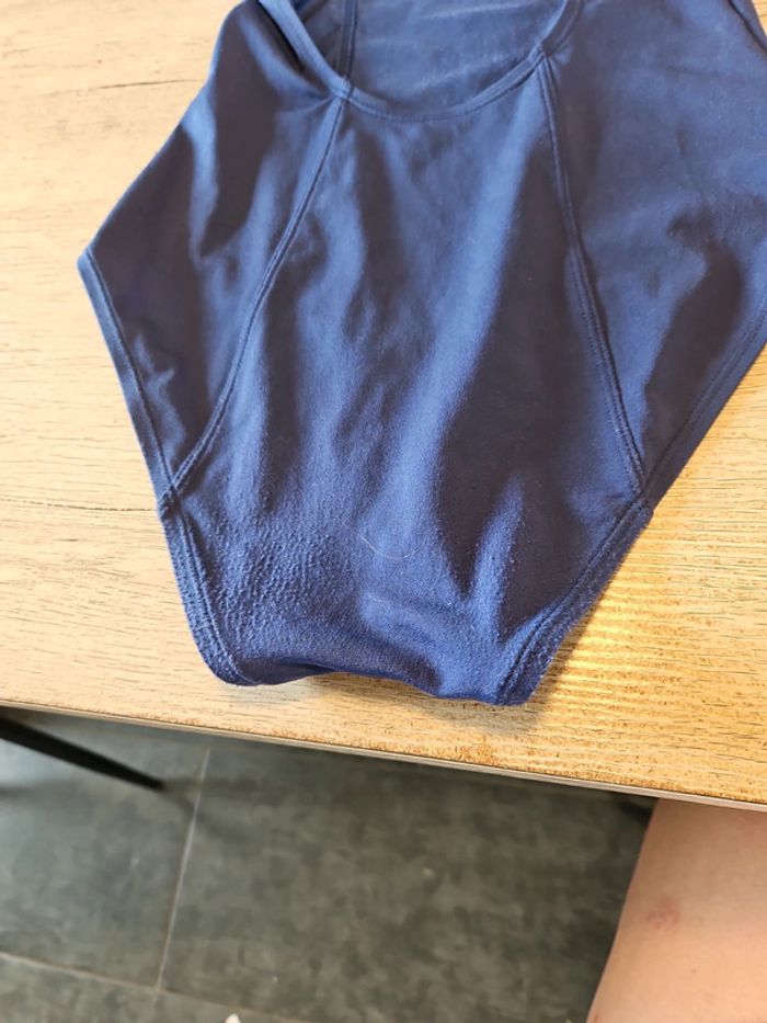 Maillot de bain 1 piéce femme bleu foncé, bord orangé, taille 38, peu mis - photo numéro 8