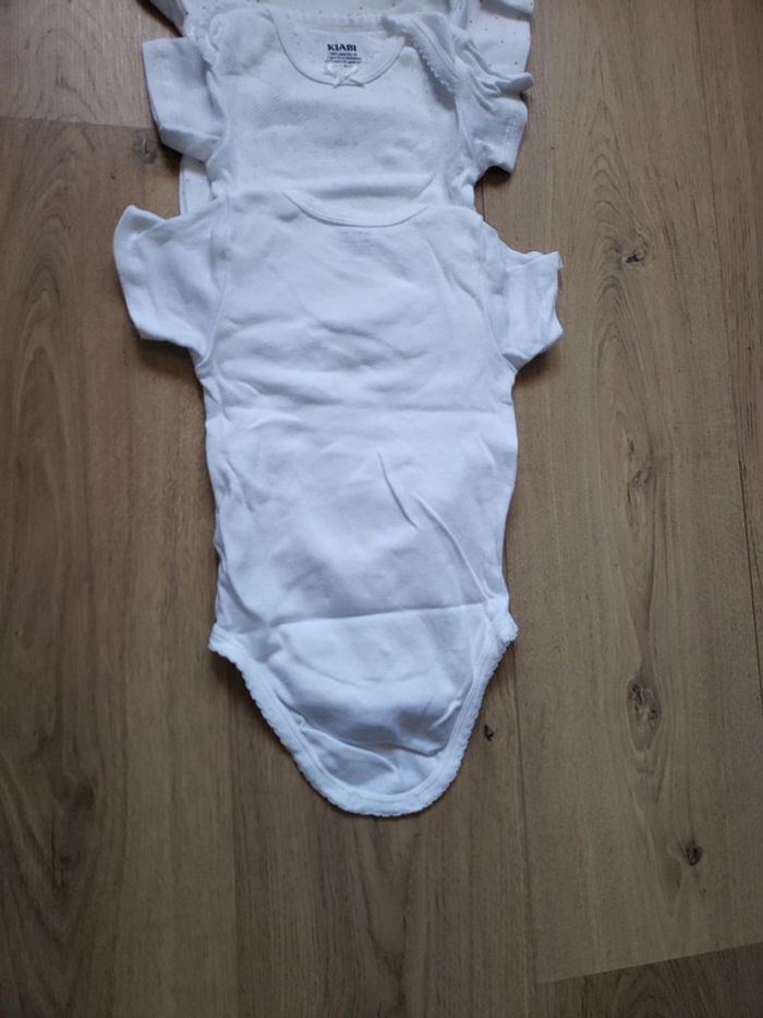 Lot de 3 bodies manches courtes  Kiabi 12 mois - photo numéro 5