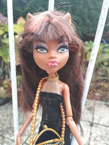 poupée Clawdeen Wolf Monster High version en très bon état sac bottes robe noire