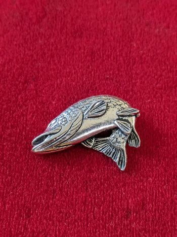 Pin's Brochet étain signé Brown Pêche 🎣 Pike