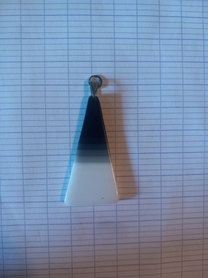 Médaille triangle blanc, noir et gris - photo numéro 2
