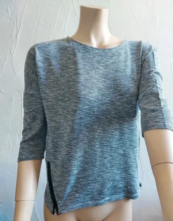 T-shirt gris à manches trois-quarts
