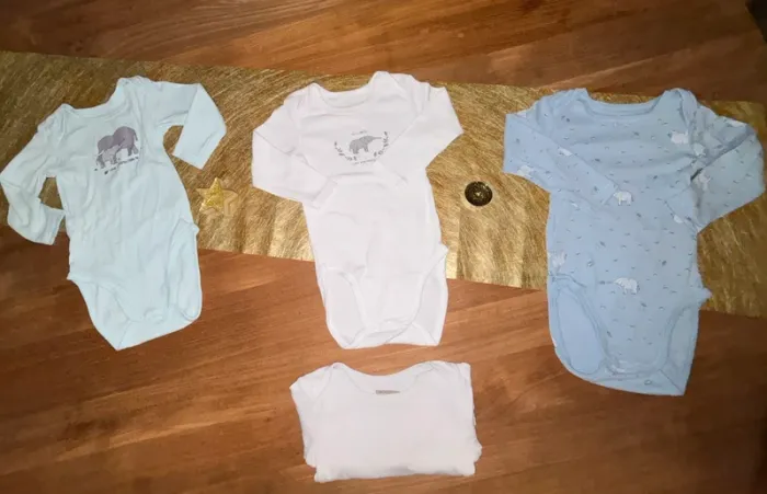 Lot de 4 bodies tex dont 1 orchestra 18 mois