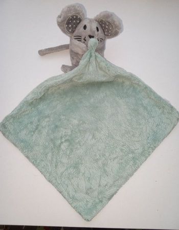 Doudou mouchoir garçon souris grise tenant son mouchoir vert eau