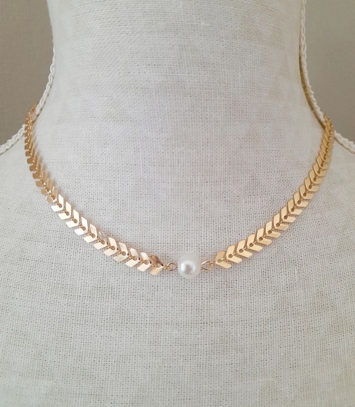 Collier V et perle