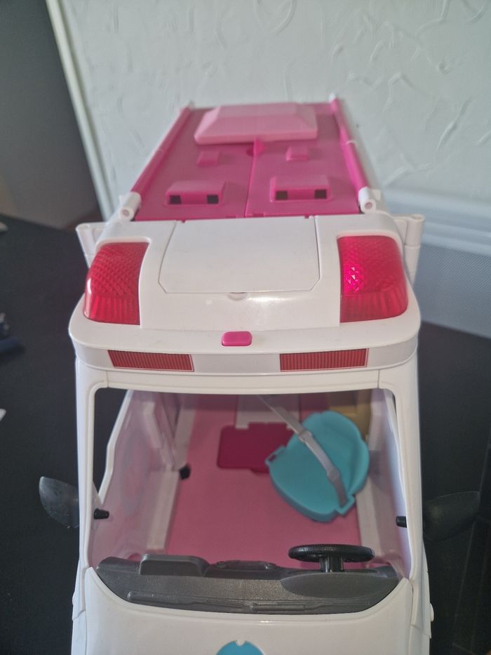 Ambulance barbie - photo numéro 3
