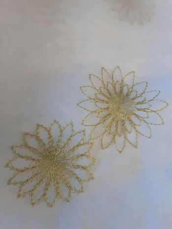 Deux voilage brodées l un de 138 larg /haut 144 et l autre 68 larg / 144 cm Haut