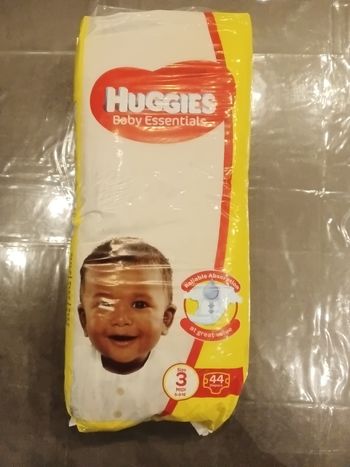 44 couches Huggies neuf