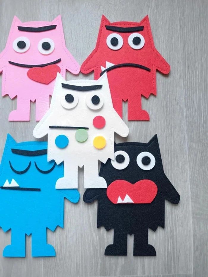 Les 7 peluches marionnettes montres de la couleur des émotions Montessori - photo numéro 4