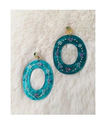 Boucles d'oreilles pendantes grands anneaux en acétate avec décorations petites fleurs.