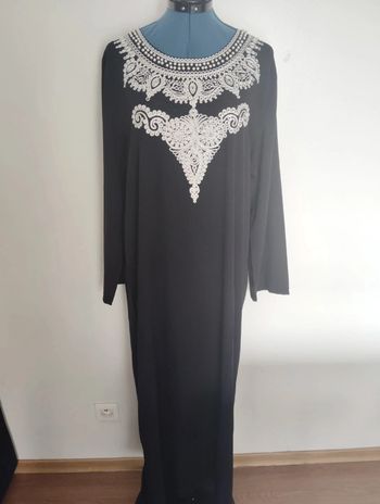 Robe longue brodée taille L