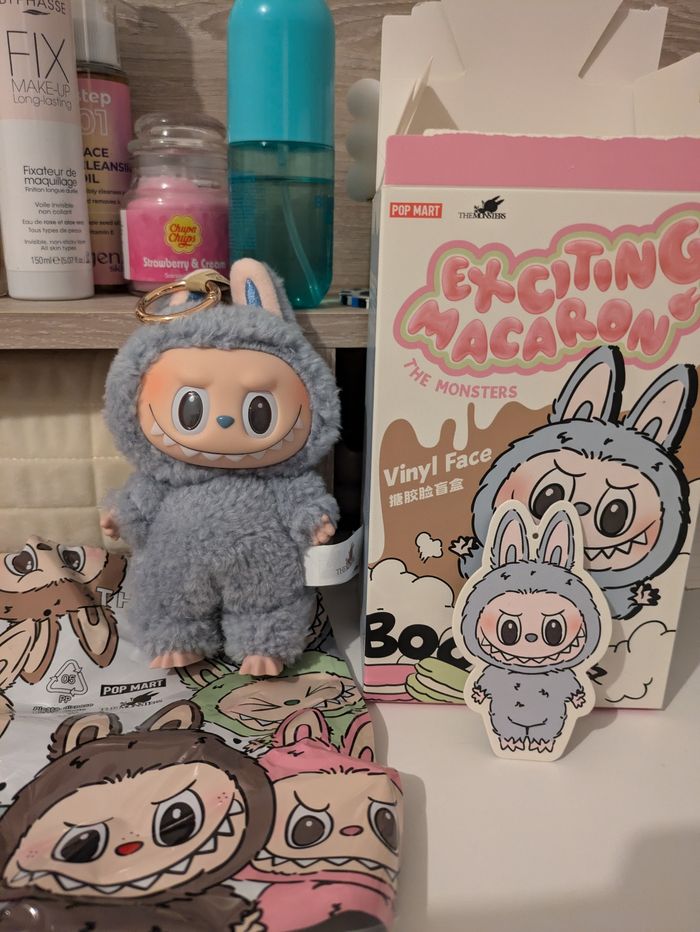 Labubu authentique bleu macaron