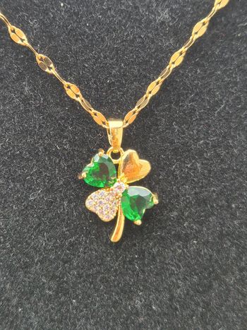 Jolie collier femme avec trèfle