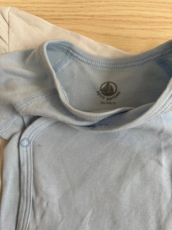 Lot de cinq bodies, petit bateau taille 3 mois - photo numéro 5