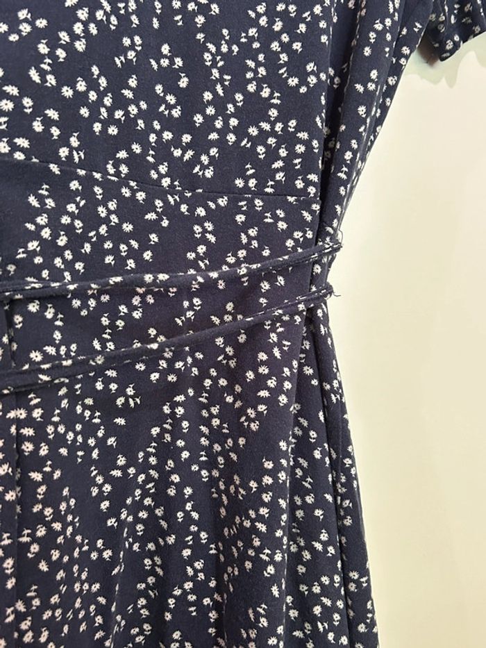 672 – robe cache-cœur à manches courtes bleu marine et fleurie blanche Pull&Bear - photo numéro 8