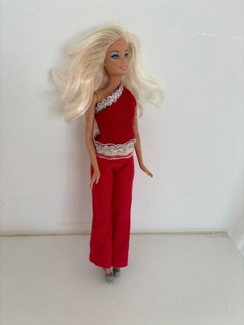 Barbie avec son pantalon et haut rouges