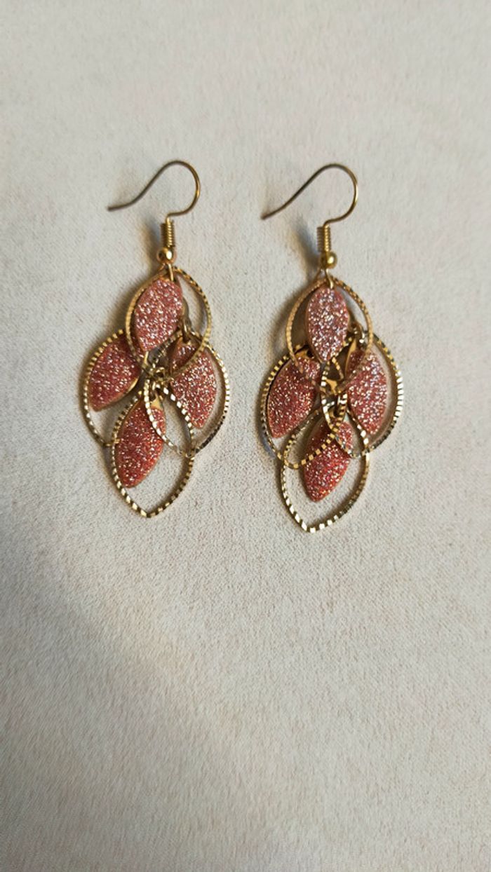 Boucles d’oreilles dorées pendantes avec paillettes rose gold