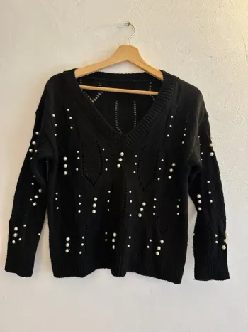Très beau pull noir à perles t 38